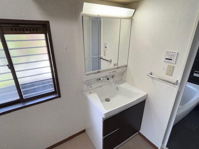 焼津市三ヶ名　中古戸建の独立洗面台