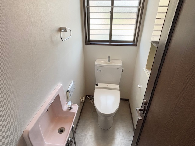 焼津市三ヶ名　中古戸建のトイレ