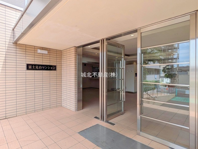 富士見台マンションのエントランス