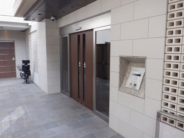 オープンレジデンシア表参道estのエントランス