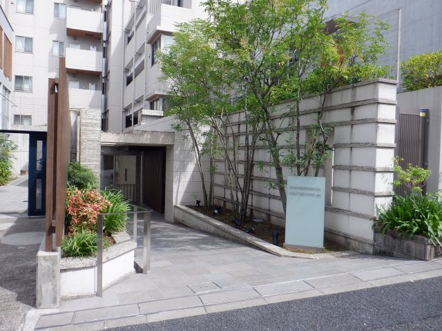 オープンレジデンシア表参道estのエントランス