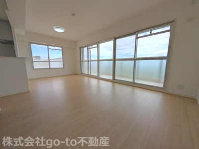 【居間・リビング】 | Mプラザ明石弐番館 | 大きな窓で採光良好♪