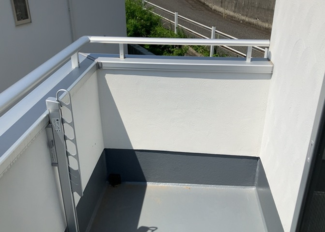 【バルコニー】 | バルコニーは、室外の専用スペースのうち、「屋根がなく開放された空間」であるものを指します。ベランダより広いタイプのものが多く、日当たりもよいため家庭菜園などを楽しみたい人にとって適した環境となります。