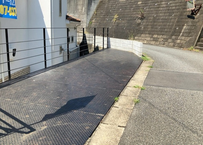 【駐車場】 | 駐車場と明記されていても、最小スペースでつくられた駐車場だと大型車は駐車できなかったり、出入りしにくくなったりする可能性があります。お車のサイズと購入したい物件の駐車場のサイズを現地で確認しましょう。