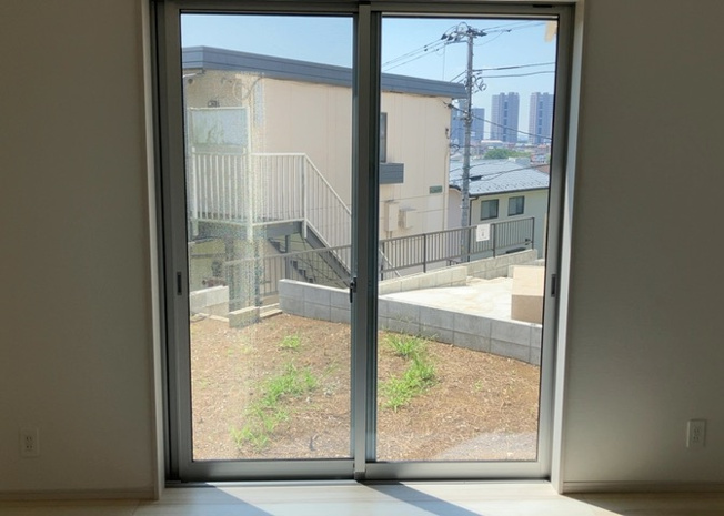 【内装】 | サッシとは、ガラス窓に使用される金属製の窓枠のことです。一般的に住宅建築では、金属製建具工事の段階で備え付けるもので、ガラス類や玄関、バスルームのスチール製のドアなどと同じタイミングで工事を行います。