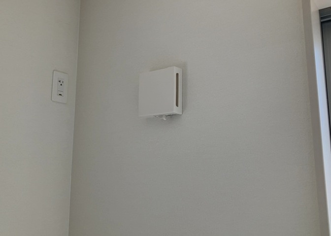 【冷暖房・空調設備】 | 1日中建物内の換気が行われるように設計された仕組みです。気密性の高い住宅は、家に籠った空気でシックハウス症候群になる可能性がありますが、24時間換気システムであれば計画的な換気で対策が可能です。