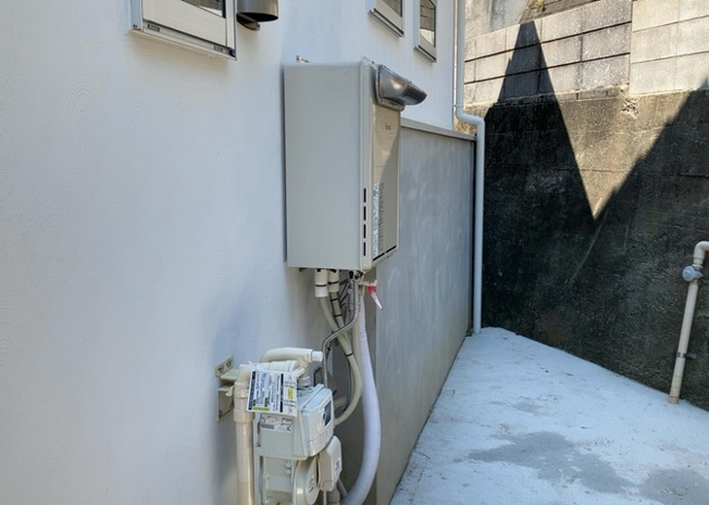 【発電・温水設備】 | 省エネ給湯器とは従来型の給湯器より熱効率が高く、少ない燃料でたくさんのお湯を沸かすことが出来る高効率な給湯器のことを指します。また、省エネ給湯器には種類があり、利便性や効果なども様々です。