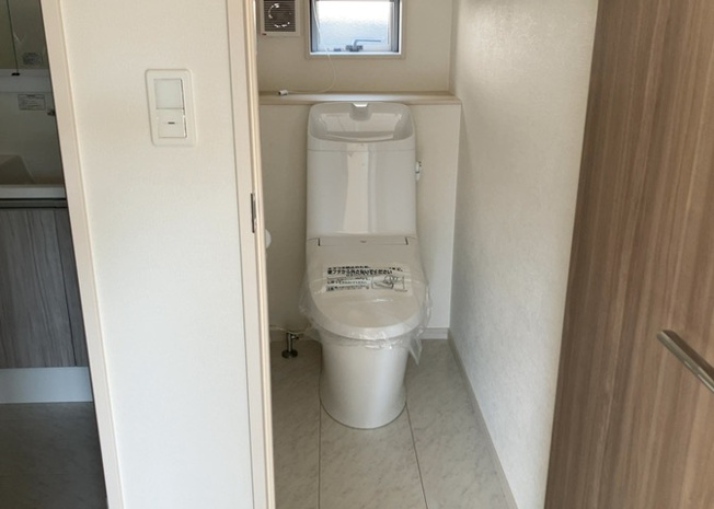 【トイレ】 | トイレは大きさや形、機能、抗菌性などが異なる多種多彩なタイプが各メーカーから出ています。それぞれに良さがあるため、事前にどういったタイプのトイレがいいのかをご家庭内で決めて、内見に行くといいでしょう。