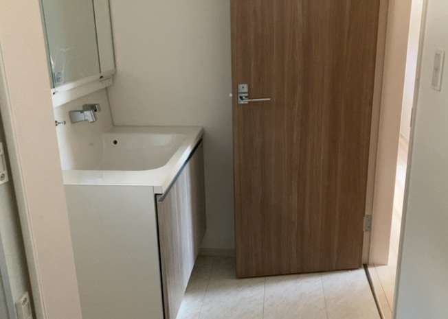 【脱衣所】 | 多くの戸建て住宅で見かける洗面脱衣所は、洗面台と洗濯機が2畳ほどのスペースに並べられていて、洗面所が脱衣所を兼ね備えている間取りが一般的です。お客様が利用することもある、パブリックな空間でもあります。