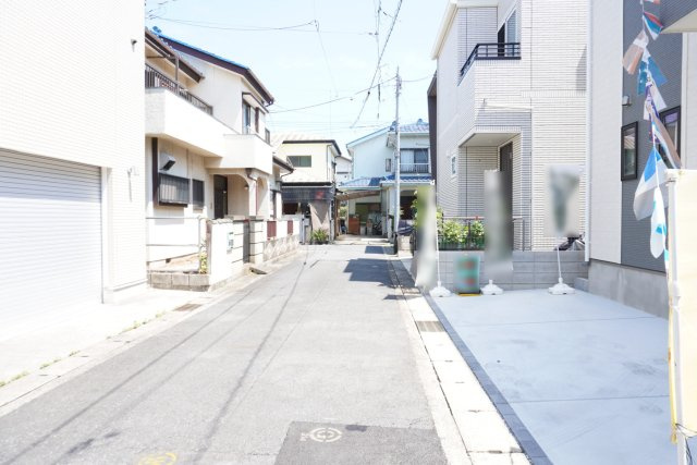 草加市青柳5丁目 新築分譲住宅の前面道路含む現地写真