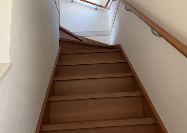 【内装】 | 建物の上下階の通路である階段は、その位置によって動線や室内の印象が大きく左右されます。手摺にも重要な役割があり、転倒の防止・歩行や動作を円滑にして日常生活を支えることを主な目的として設置されています。