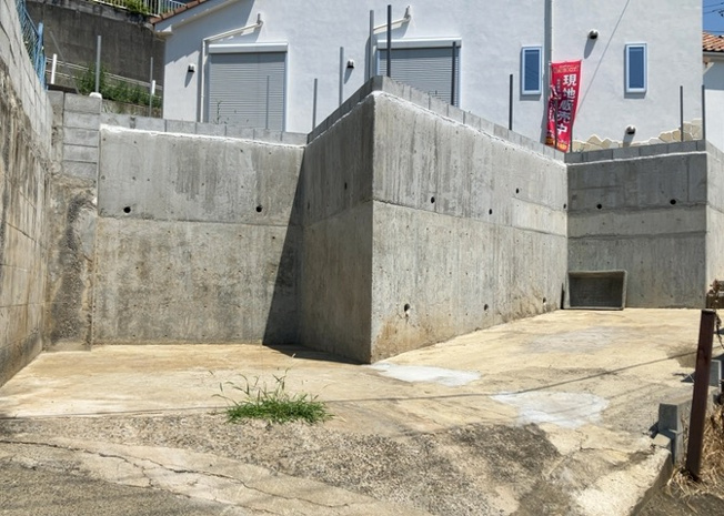 【駐車場】 | 駐車場と明記されていても、最小スペースでつくられた駐車場だと大型車は駐車できなかったり、出入りしにくくなったりする可能性があります。お車のサイズと購入したい物件の駐車場のサイズを現地で確認しましょう。