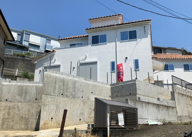 【前面道路含む現地写真】 | 住宅用の土地では前面道路に2m以上接していなければならないと法律で定められています。しかし、お持ちの車のサイズやライフスタイルなどにより、2mでは利便が悪い場合もございますので、事前に確認しましょう。