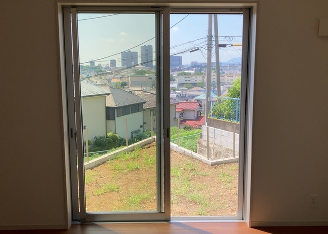 【内装】 | サッシとは、ガラス窓に使用される金属製の窓枠のことです。一般的に住宅建築では、金属製建具工事の段階で備え付けるもので、ガラス類や玄関、バスルームのスチール製のドアなどと同じタイミングで工事を行います。