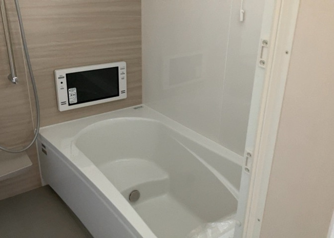 【浴室】 | 入浴時の快適さも大事なことですが、綺麗な状態を維持できなければ気持ちよく入浴できません。毎日の掃除が楽という点は大事なポイントになります！カビが生えにくく掃除がしやすい、壁や浴槽を選ぶといいでしょう。