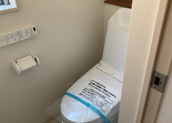 【トイレ】 | トイレは大きさや形、機能、抗菌性などが異なる多種多彩なタイプが各メーカーから出ています。それぞれに良さがあるため、事前にどういったタイプのトイレがいいのかをご家庭内で決めて、内見に行くといいでしょう。