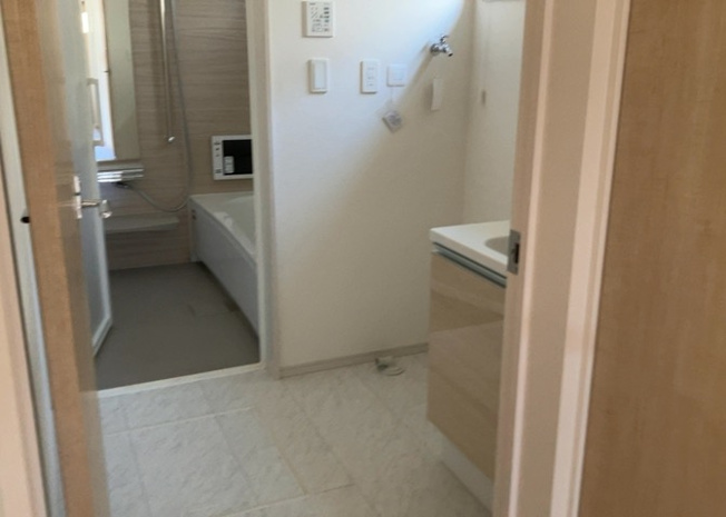 【脱衣所】 | 多くの戸建て住宅で見かける洗面脱衣所は、洗面台と洗濯機が2畳ほどのスペースに並べられていて、洗面所が脱衣所を兼ね備えている間取りが一般的です。お客様が利用することもある、パブリックな空間でもあります。