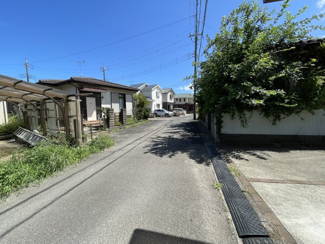 柳橋売り中古戸建ての前面道路含む現地写真