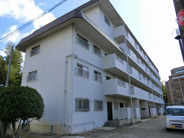 メゾンドール千里泉ヶ丘　参号館の外観