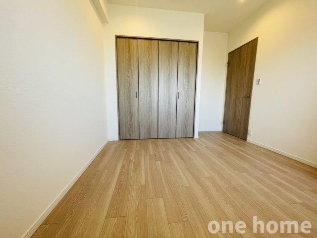 リバーガーデンかしまの洋室|◆約6.4帖洋室です！木目の床・建具、白いクロスとベーシックな内装につき、様々な家具との相性はバッチリ！
◆令和7年7月フルリフォーム完了！手直しなしでお住まいいただけます！