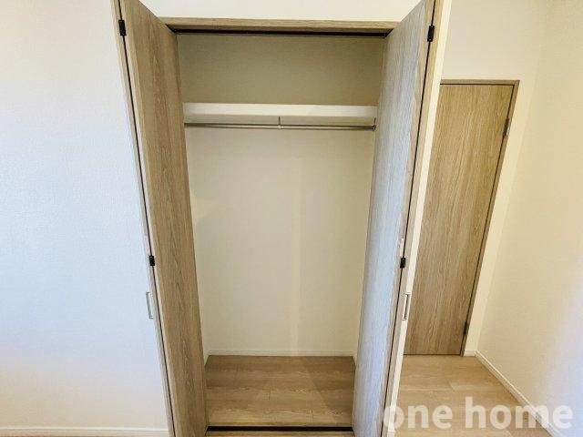 リバーガーデンかしまの収納|◆約6.1帖洋室 収納です！こちらのお部屋にもハンガーパイプ×枕棚付きのクローゼットが完備され、収納家具を最低限に住空間を有効活用できます！