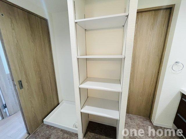 リバーガーデンかしまの収納|◆洗面室には可動式の棚がありお好みの高さに調整ができ、洗剤や日用品のストックなどを収納できます！
◆洗面室は2WAYで（キッチン・廊下）で動線に優れた間取りです！