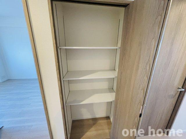 リバーガーデンかしまの収納|◆廊下収納があり、掃除用品など生活感の出やすい物の収納に大変便利です！