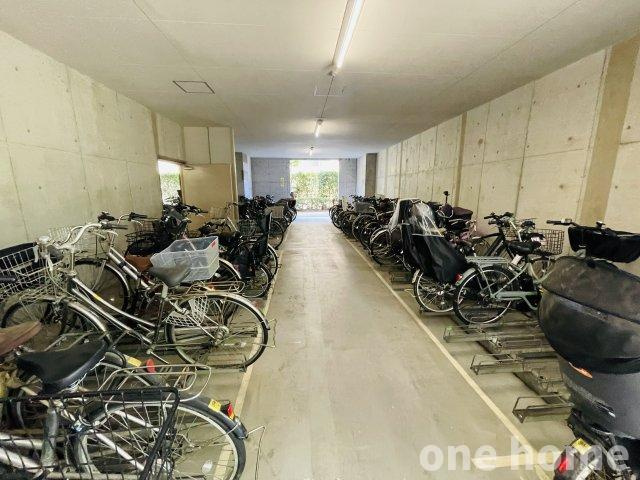 リバーガーデンかしまの駐輪場|◆駐輪場は屋根付きで、自転車が雨風にさらされる心配がありません！
◆最新の空き状況など、詳細につきましてはお気軽にお問い合わせください！