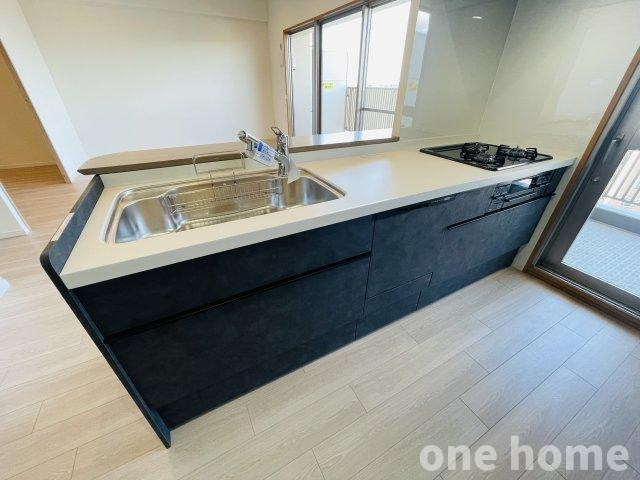 リバーガーデンかしまのキッチン|◆新調されたシステムキッチンは、落ち着いたネイビーカラー！
◆お料理中もご家族と時間を共有できる対面式キッチン！配膳や盛り付けなどに活用できるカウンター付きです！
◆キッチンには勝手口がございます！