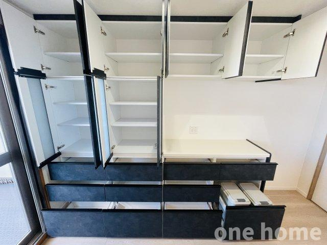 リバーガーデンかしまの収納|◆キッチンにはカップボードが備え付けられています！
◆家具はもちろん！家電製品を置く場所もあります！ゴミ箱が収納でき、スッキリとしたキッチンまわりを保てます♪