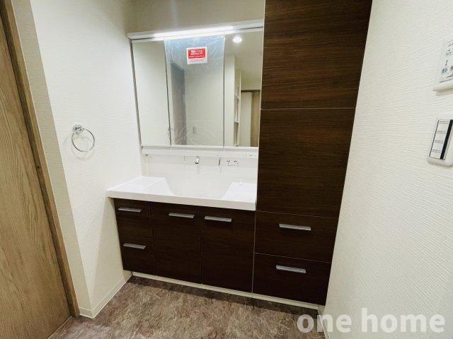 リバーガーデンかしまの独立洗面台|◆新調された三面鏡の洗面化粧台です！
◆水栓はお掃除がしやすい壁付けタイプ！洗髪・洗顔がしやすい大きめボウルも嬉しいですね♪