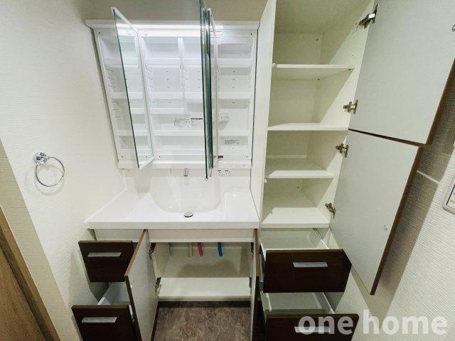 リバーガーデンかしまの収納|◆洗面化粧台以外にも収納が備え付けられ、日用品はもちろん、タオルなども収納ができ、重宝します！