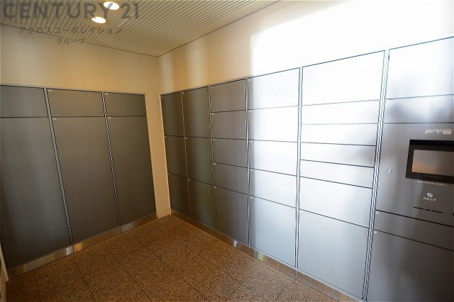 宅配ボックスは荷物の受け取りや配達が便利で安全です。不在時でも荷物が確保され、盗難や損傷のリスクが減少。受け取り時間の柔軟性が向上。外出先からでも荷物の受け取りや預けが可能となります。
