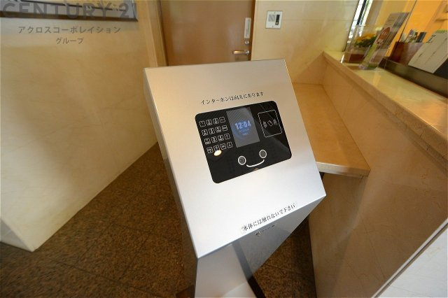 オートロック式エントランスは他の住民や外部の人間が簡単に出入りできないため、個々の住戸が安全に保たれます。同時に、訪問者が来訪する場合にはインターホン等で確認することができ、不要な来客を遮断できます。