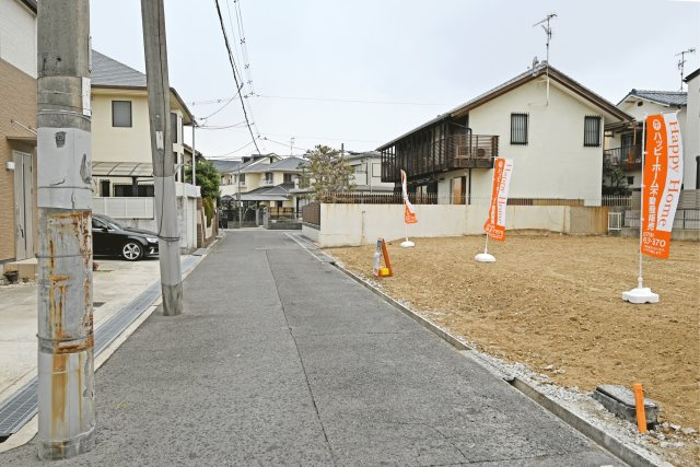 箕面市桜井1丁目建築条件無売土地の前面道路含む現地写真|前面道路（南側4.0ｍ）含む現地外観写真です。