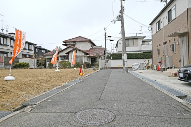 箕面市桜井1丁目建築条件無売土地の前面道路含む現地写真|前面道路（南側4.0ｍ）含む現地外観写真です。
