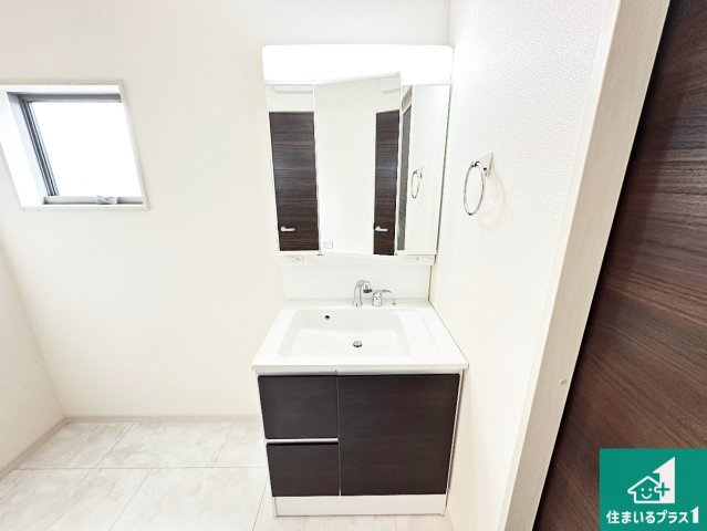 天理市田町　第7期　新築一戸建ての独立洗面台|清潔感のある洗面台です。フラットな鏡は掃除がしやすく毎日清潔！鏡裏には収納があるのでスッキリとした洗面台が保てます。