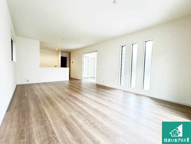 天理市田町　第7期　新築一戸建ての居間・リビング|日当たり良好の明るいリビングで朝の目覚めもスッキリできそう！対面キッチンでご家族のコミュニケーションも自然と増える設計！小さなお子様が遊ぶスペースを作っても広々とくつろげるLDK！