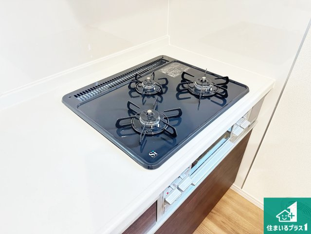 天理市田町　第7期　新築一戸建ての設備|ダブル高火力Ｓｉセンサー付きコンロ！３口あるので、まとめて料理をする時も大活躍！