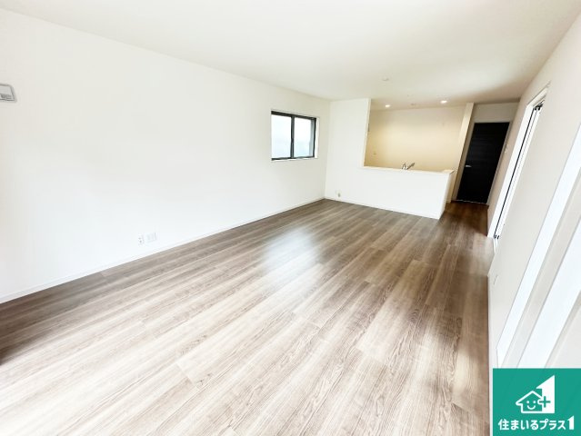 天理市田町　第7期　新築一戸建ての居間・リビング|シンプルなリビングは、観葉植物等のインテリアを楽しめますね！パパ好みにも、ママ好みにも家具次第で雰囲気を変えることができます！
