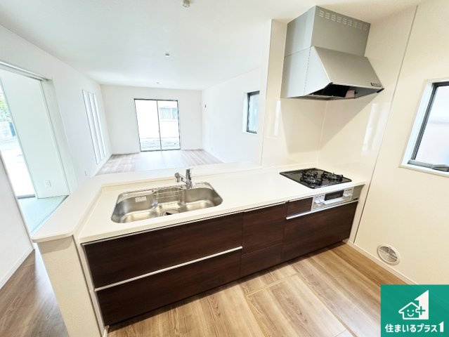 天理市田町　第7期　新築一戸建てのキッチン|リビングと統一感があり、使い勝手のいいキッチン。広々としているので、二人並んで作業が出来ちゃいます。お子様と一緒に色々なお料理に挑戦できるスペースがあります。