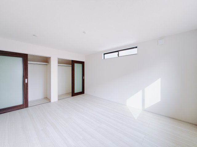 【新築戸建】第1吉岡町漆原の洋室|■1階洋室｜お子様の一人部屋にピッタリな洋室。木のぬくもりを感じるフローリングは、天然木の味わいが時とともに深みを増していきます。また、傷にも強く、フリーワックスでお手入れもラクラクです♪