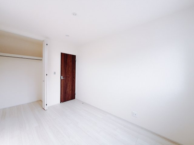 【新築戸建】第1吉岡町漆原の洋室|■1階洋室｜1階各居室には収納をご用意しています♪常にお部屋を綺麗に保てます！小さなお子様も自然とお片付けができるようになるのでうれしいですよね！