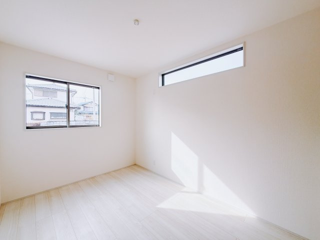 【新築戸建】第1吉岡町漆原の洋室|■1階洋室｜1階洋室には大きな窓をご用意しています。日中はあたたかな日差し差し込み自分時間も充実できますね＾＾