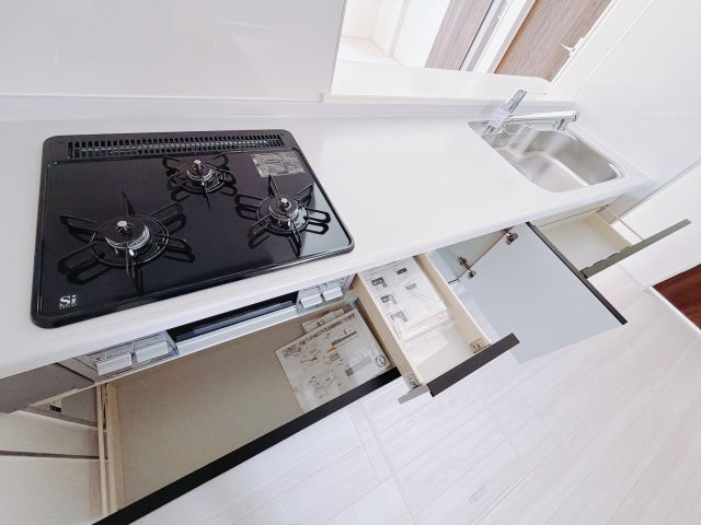 【新築戸建】第1吉岡町漆原のキッチン|■キッチン｜全スライド式収納キッチン♪お皿や鍋の出し入れもラクラクです（＾＾）！