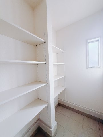 【新築戸建】第1吉岡町漆原の収納|■SIC｜土間続きの収納♪靴はもちろん、汚れやすいベビーカーやアウトドア用品など拭かずにしまえてうれしい♪アクセントクロスでおしゃれな印象もプラス☆彡