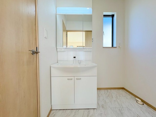 ハートフルタウン　江南市五明町　全2区画分譲の独立洗面台|奥行約420mmのコンパクト設計で従来品と異なり洗面ボウルの成型の精度が高い為スッキリ納まります。