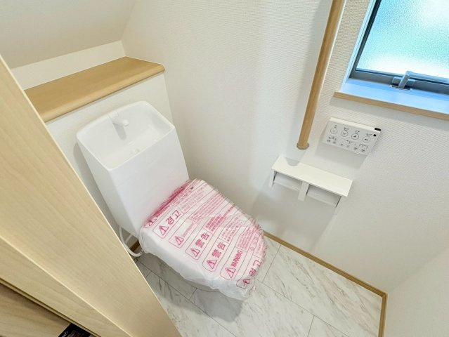 ハートフルタウン　江南市五明町　全2区画分譲のトイレ|超表面平滑加工とイオンパワーの「セフィオンテクト」加工で、汚れが付きにくく落ちやすい仕様です。