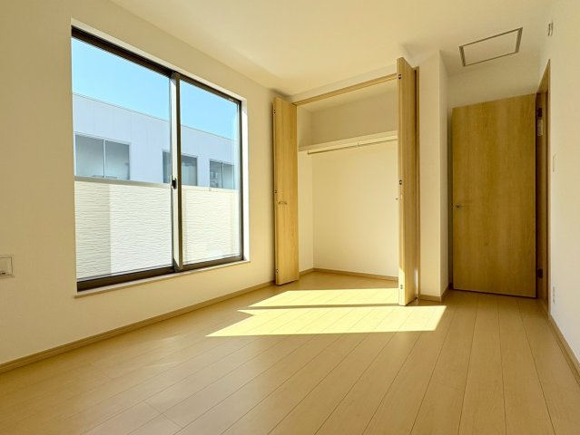 ハートフルタウン　江南市五明町　全2区画分譲の洋室|木目の美しさを際立たせるシンプルデザインで、室内に落ち着きと安らぎを与えてくれます。