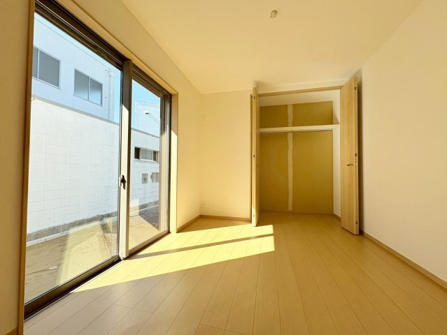 ハートフルタウン　江南市五明町　全2区画分譲の洋室|木目の美しさを際立たせるシンプルデザインで、室内に落ち着きと安らぎを与えてくれます。